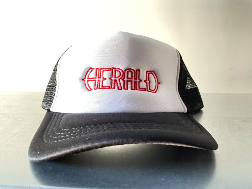 Heraldi nokamüts musta noka ja punase logoga