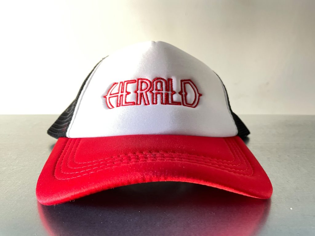 Heraldi nokamüts punase noka ja logoga